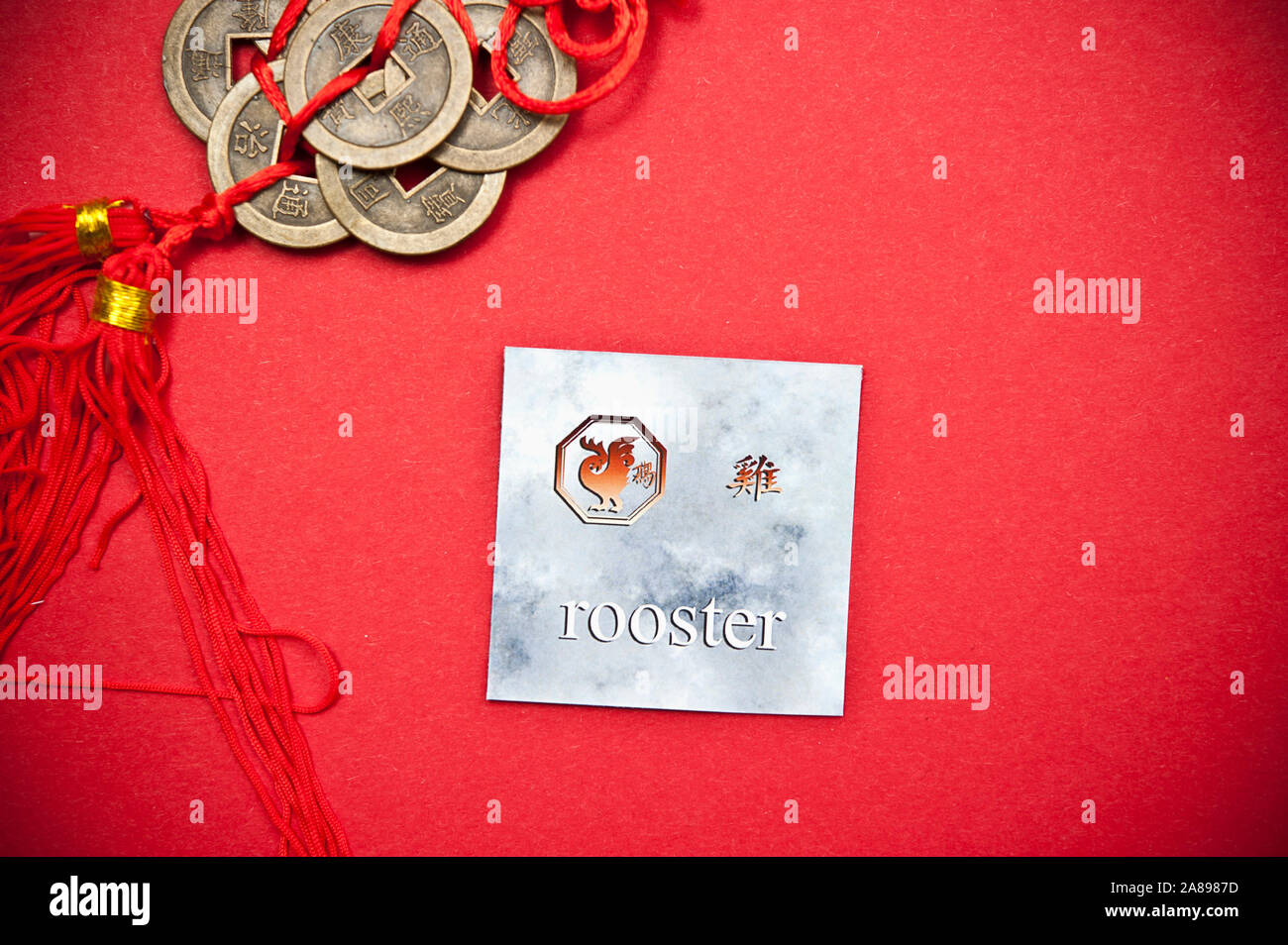 La scheda con il simbolo cinese di segno zodiacale del Gallo Foto Stock
