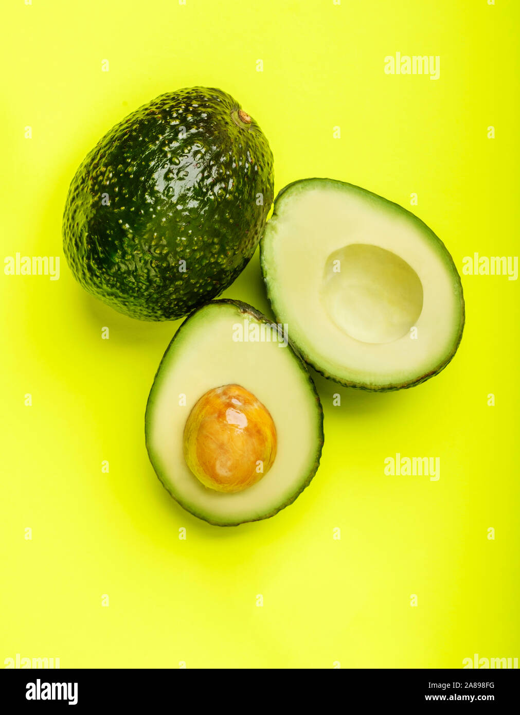 Avocado su superficie verde Foto Stock