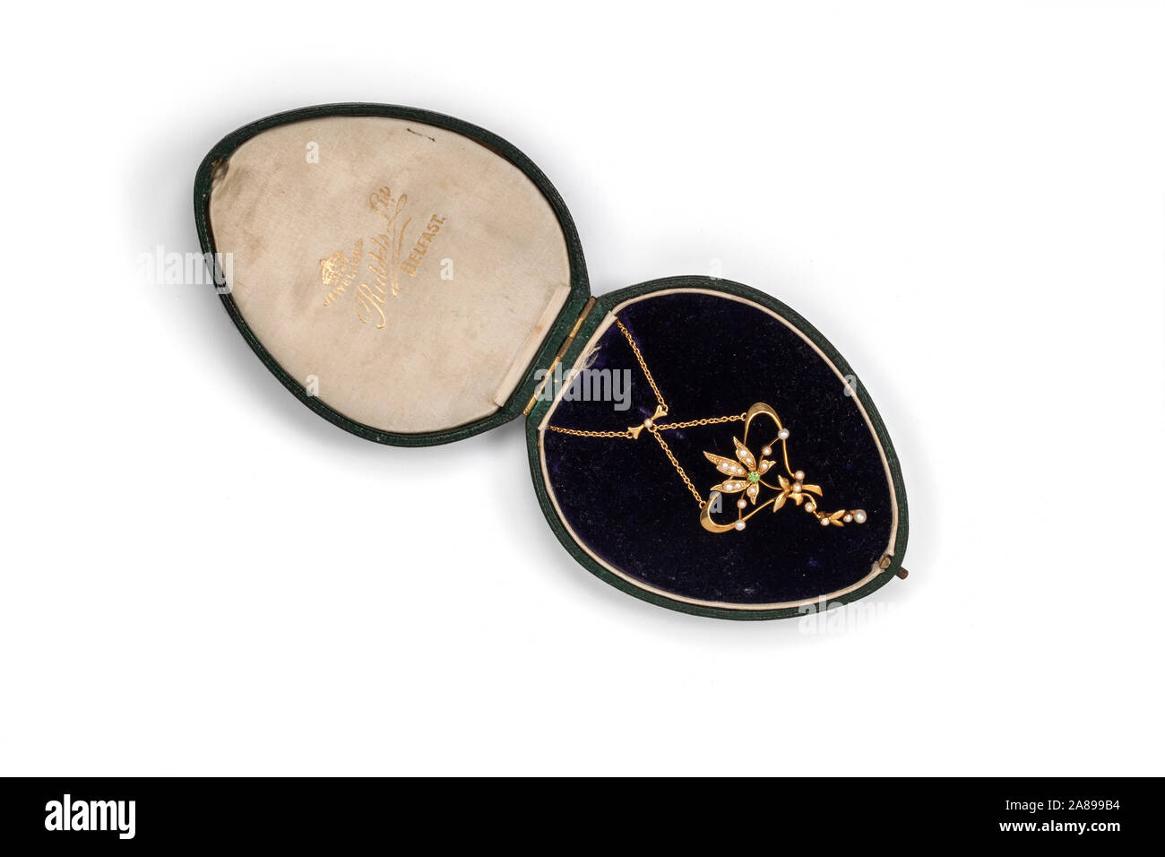 Edwardian oro, peridoto e seme perla collana pendente in confezione aperta. Foto Stock