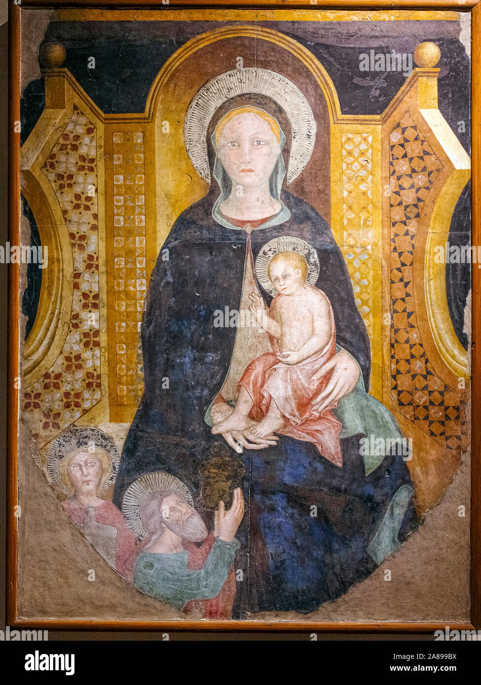 Italia Toscana Arezzo :Museo Nazionale di Arte Medievale e Moderna: la Madonna in trono con Bambino: Scuola Aretina Foto Stock