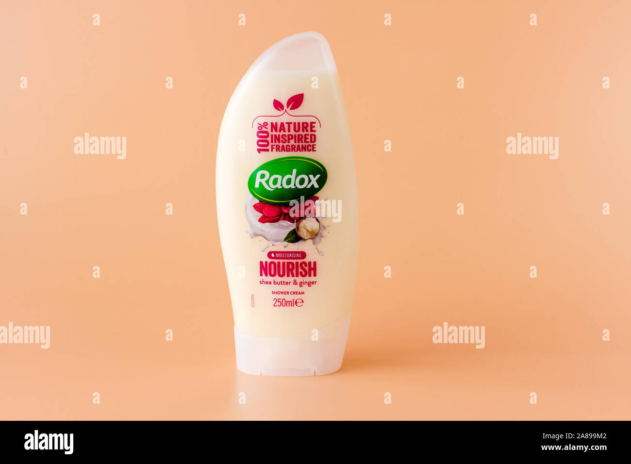 Bottiglia di nutrire Radox 'Shea burro & Ginger' shower cream Foto Stock
