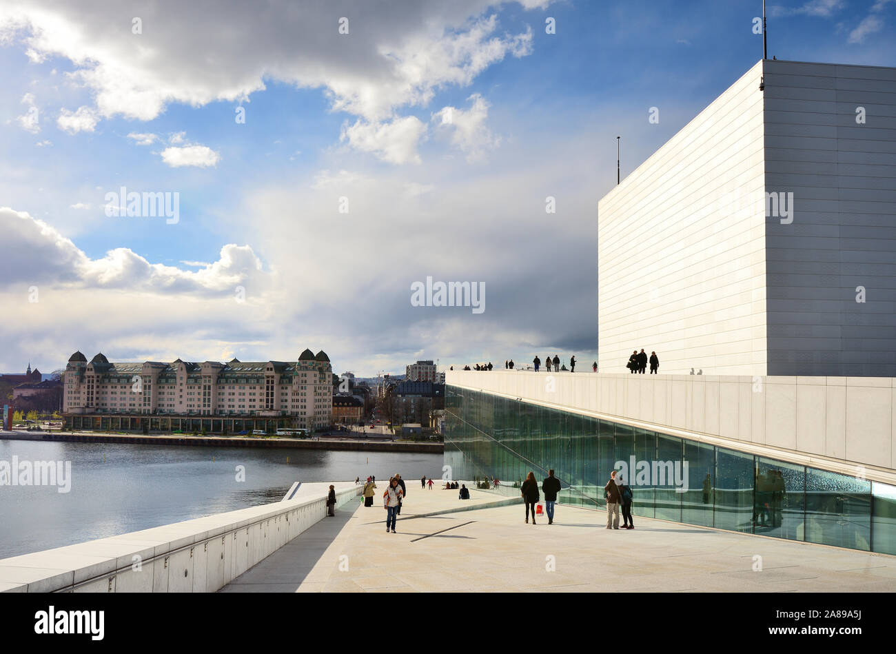 Il Teatro dell'Opera nazionale norvegese Opera e Balletto, dagli architetti Snohetta nel quartiere Bjorvika. Oslo, Norvegia Foto Stock