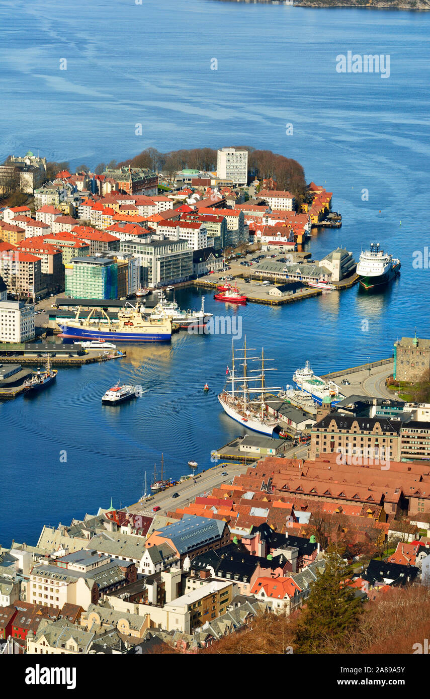 Vista in elevazione oltre il centro di Bergen. Hordaland, Norvegia Foto Stock