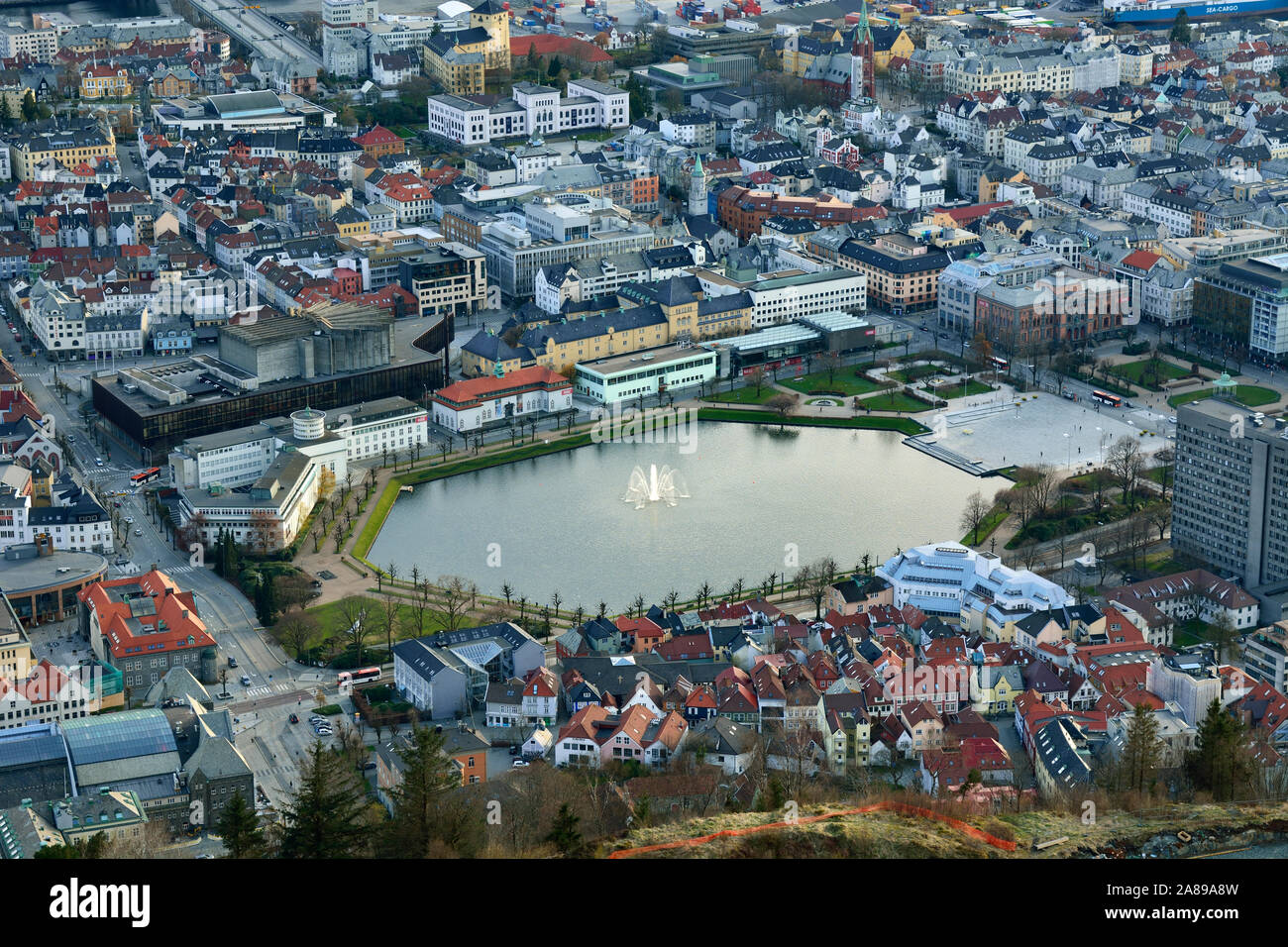 Vista in elevazione oltre il centro di Bergen. Hordaland, Norvegia Foto Stock