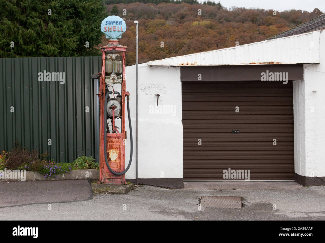 Toonsbridge, Cork, Irlanda. 05 Novembre, 2019. Un vecchio vintage pompa benzina sul ciglio della strada nel villaggio rurale di Toonsbridge in West Cork, Irlanda. Foto Stock