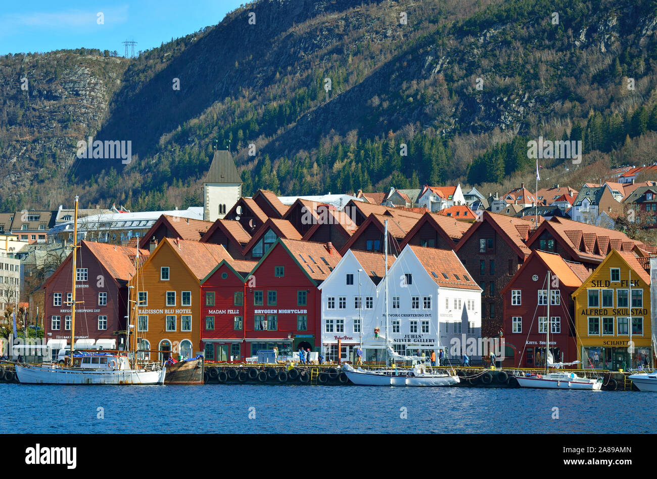 La pesca e il commercio di magazzini in legno nel quartiere di Bryggen, un ex contatore della Lega Anseatica. Un sito Patrimonio Mondiale dell'UNESCO, Bergen. Norvegia Foto Stock