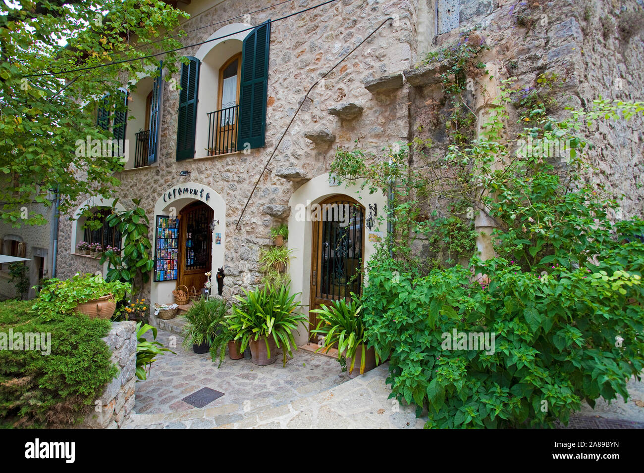 Le vecchie case in centro storico di Valldemossa, regione Comarca, Serra de Tramuntana, Maiorca, isole Baleari, Spagna Foto Stock