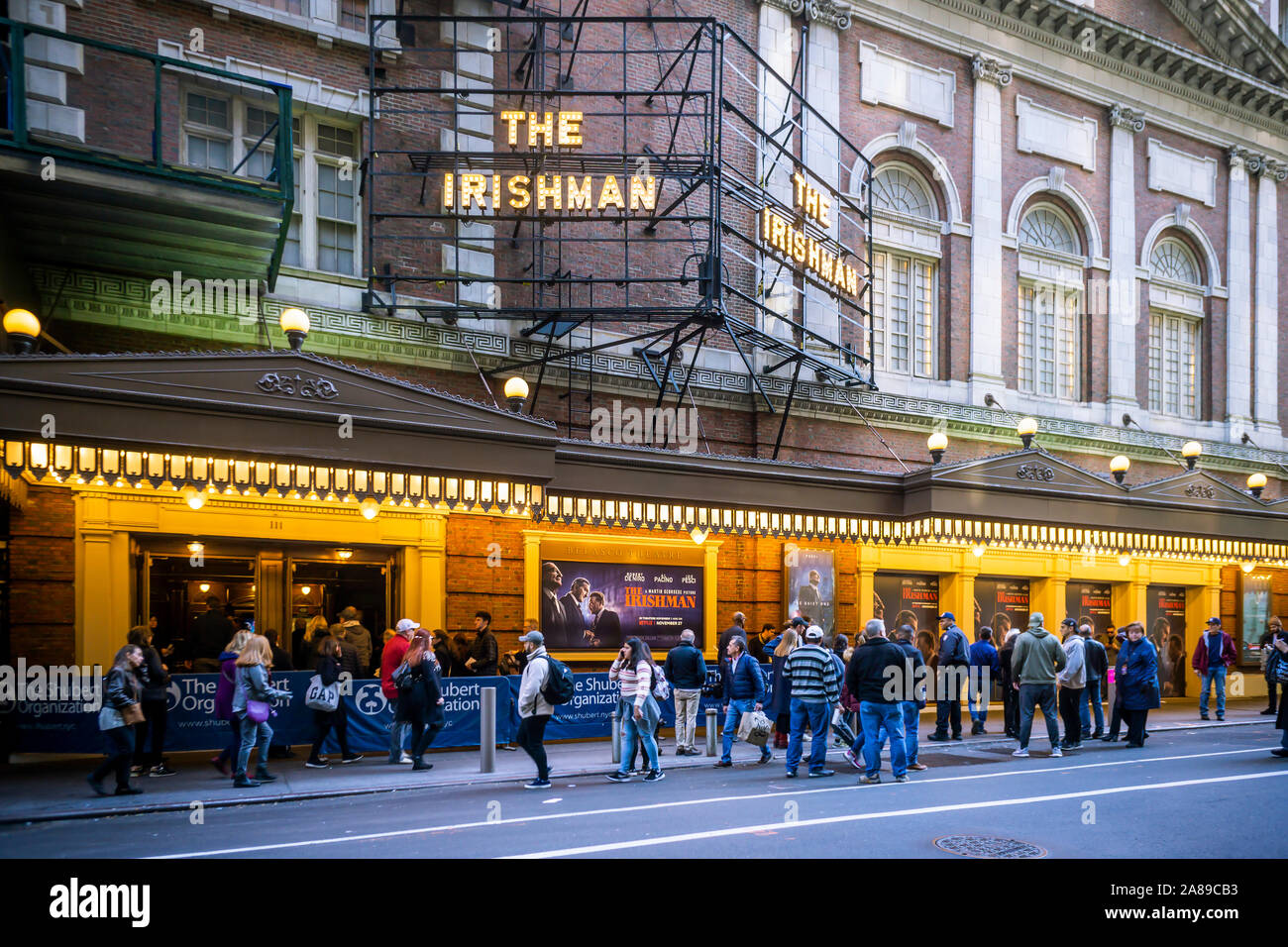Agli appassionati di cinema immettere la Belasco Theatre per visualizzare i film di Netflix "l'Irlandese" Sabato, 2 novembre 2019. Il servizio di streaming di Netflix è che mostra i loro film presso il teatro di Broadway prima del suo rilascio sulla sua piattaforma di streaming su Novembre 27.(© Richard B. Levine) Foto Stock
