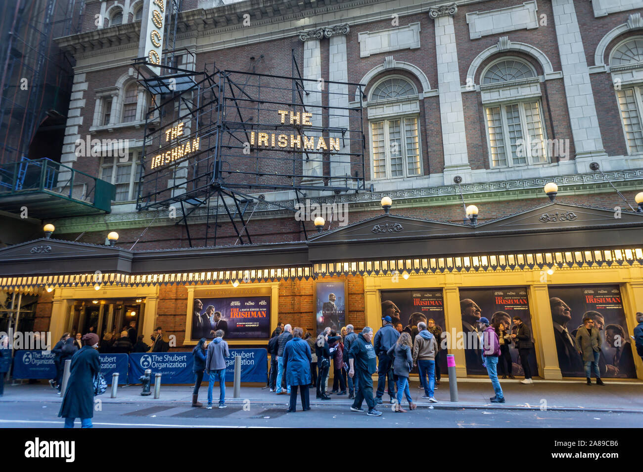 Agli appassionati di cinema immettere la Belasco Theatre per visualizzare i film di Netflix "l'Irlandese" Sabato, 2 novembre 2019. Il servizio di streaming di Netflix è che mostra i loro film presso il teatro di Broadway prima del suo rilascio sulla sua piattaforma di streaming su Novembre 27.(© Richard B. Levine) Foto Stock