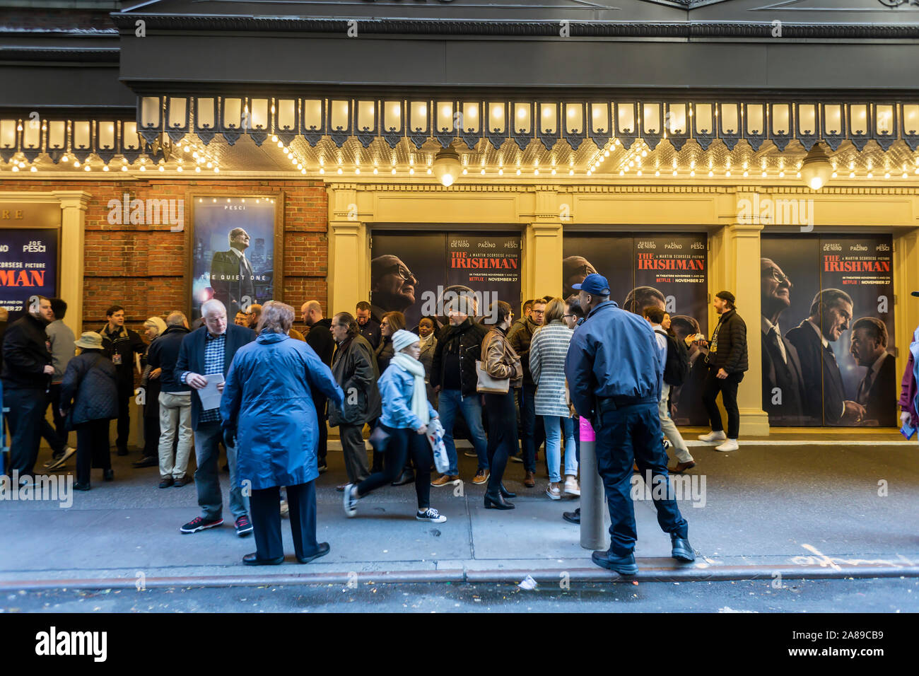 Agli appassionati di cinema immettere la Belasco Theatre per visualizzare i film di Netflix "l'Irlandese" Sabato, 2 novembre 2019. Il servizio di streaming di Netflix è che mostra i loro film presso il teatro di Broadway prima del suo rilascio sulla sua piattaforma di streaming su Novembre 27.(© Richard B. Levine) Foto Stock