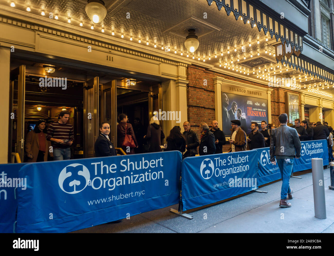 Agli appassionati di cinema immettere la Belasco Theatre per visualizzare i film di Netflix "l'Irlandese" Sabato, 2 novembre 2019. Il servizio di streaming di Netflix è che mostra i loro film presso il teatro di Broadway prima del suo rilascio sulla sua piattaforma di streaming su Novembre 27.(© Richard B. Levine) Foto Stock
