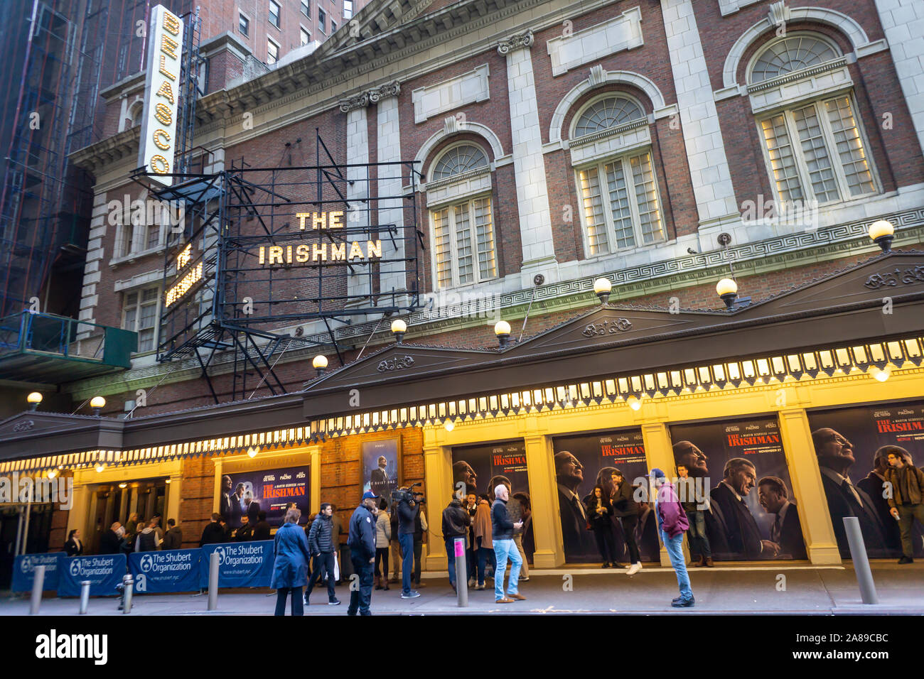 Agli appassionati di cinema immettere la Belasco Theatre per visualizzare i film di Netflix "l'Irlandese" Sabato, 2 novembre 2019. Il servizio di streaming di Netflix è che mostra i loro film presso il teatro di Broadway prima del suo rilascio sulla sua piattaforma di streaming su Novembre 27.(© Richard B. Levine) Foto Stock