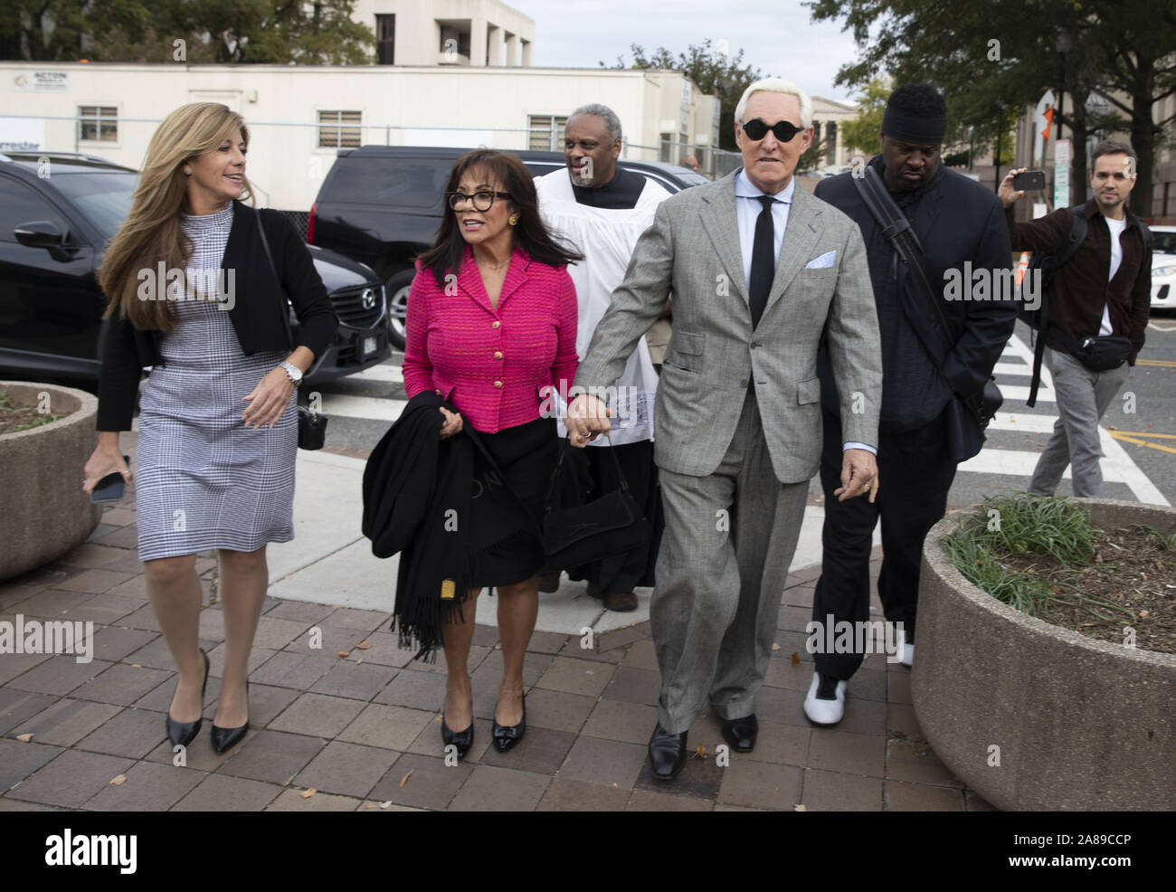 Washington, Stati Uniti. 07 Nov, 2019. Roger Pietra, ex consulente al presidente Donald Trump, arriva con la moglie Nydia per la sua prova al E. Barrett Prettyman United States Courthouse in Washington, DC il giovedì, 7 novembre 2019. Foto di Tasos Katopodis/UPI Credito: UPI/Alamy Live News Foto Stock