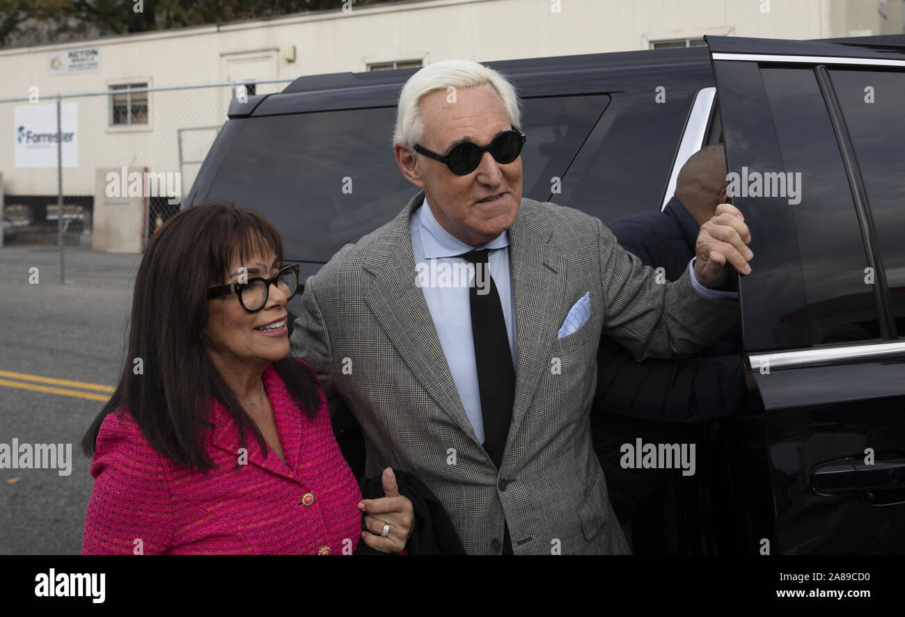 Washington, Stati Uniti. 07 Nov, 2019. Roger Pietra, ex consulente al presidente Donald Trump, arriva con la moglie Nydia per la sua prova al E. Barrett Prettyman United States Courthouse in Washington, DC il giovedì, 7 novembre 2019. Foto di Tasos Katopodis/UPI Credito: UPI/Alamy Live News Foto Stock