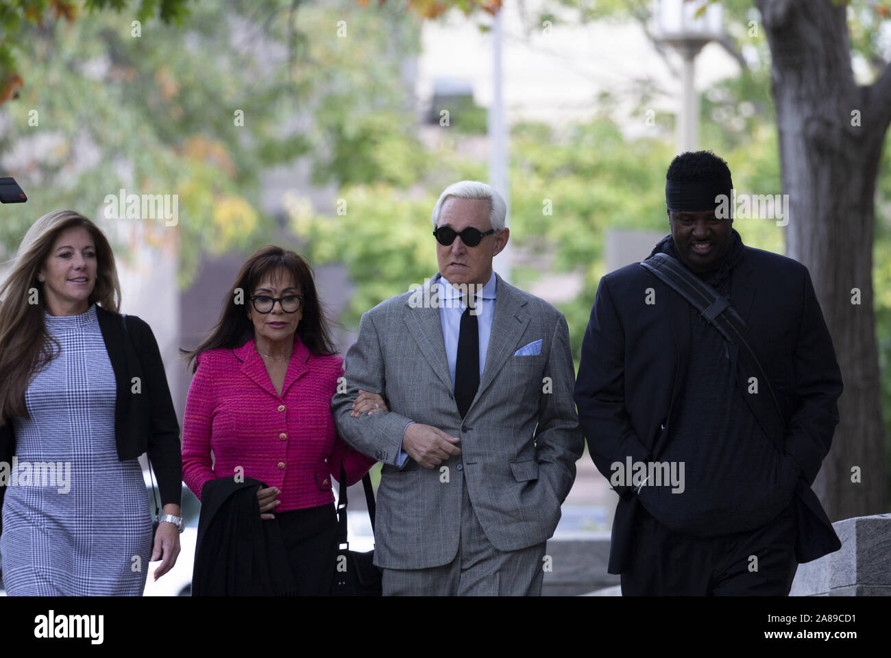 Washington, Stati Uniti. 07 Nov, 2019. Roger Pietra, ex consulente al presidente Donald Trump, arriva con la moglie Nydia per la sua prova al E. Barrett Prettyman United States Courthouse in Washington, DC il giovedì, 7 novembre 2019. Foto di Tasos Katopodis/UPI Credito: UPI/Alamy Live News Foto Stock