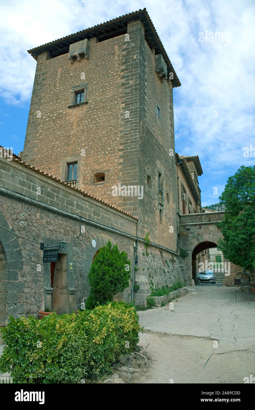 Vecchia torre al centro storico di Valldemossa, regione Comarca, Serra de Tramuntana, Maiorca, isole Baleari, Spagna Foto Stock