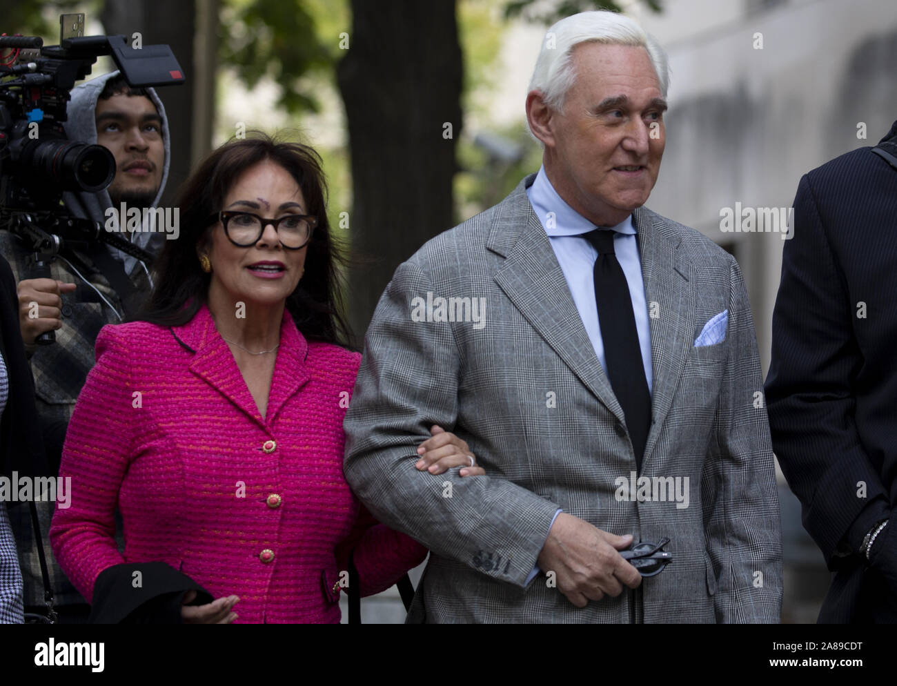 Washington, Stati Uniti. 07 Nov, 2019. Roger Pietra, ex consulente al presidente Donald Trump, arriva con la moglie Nydia per la sua prova al E. Barrett Prettyman United States Courthouse in Washington, DC il giovedì, 7 novembre 2019. Foto di Tasos Katopodis/UPI Credito: UPI/Alamy Live News Foto Stock