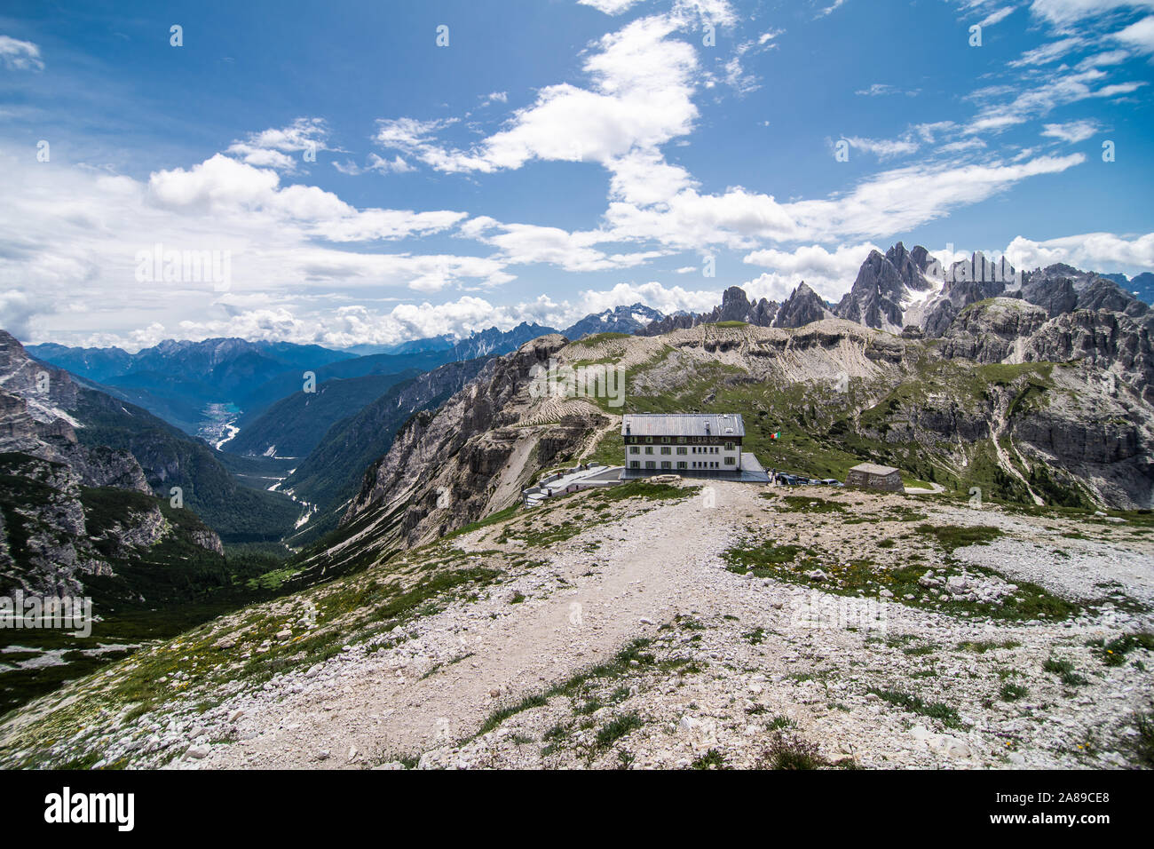 Dolomiti, Italia - Luglio 2019: vista stupefacente da Tre Cime oltre la dolomite di montagna Foto Stock