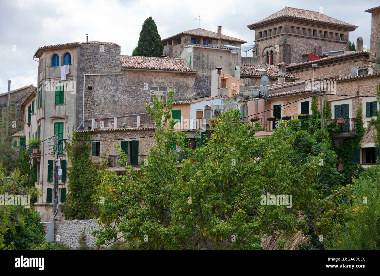 Le vecchie case in centro storico di Valldemossa, regione Comarca, Serra de Tramuntana, Maiorca, isole Baleari, Spagna Foto Stock