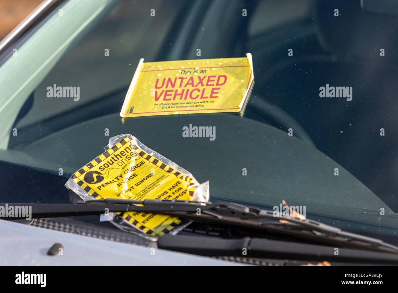 Permessi non tassati veicolo addebito di penalità apposta per auto parabrezza. Veicolo senza fondo stradale imposta. Veicolo Accisa (VED) mancato pagamento. Il Ticketed auto Foto Stock