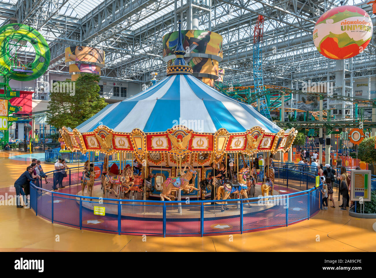 Giostra al Nickelodeon Universe indoor Amusement Park, il centro commerciale Mall of America, Bloomington, Minneapolis, Minnesota, Stati Uniti d'America Foto Stock