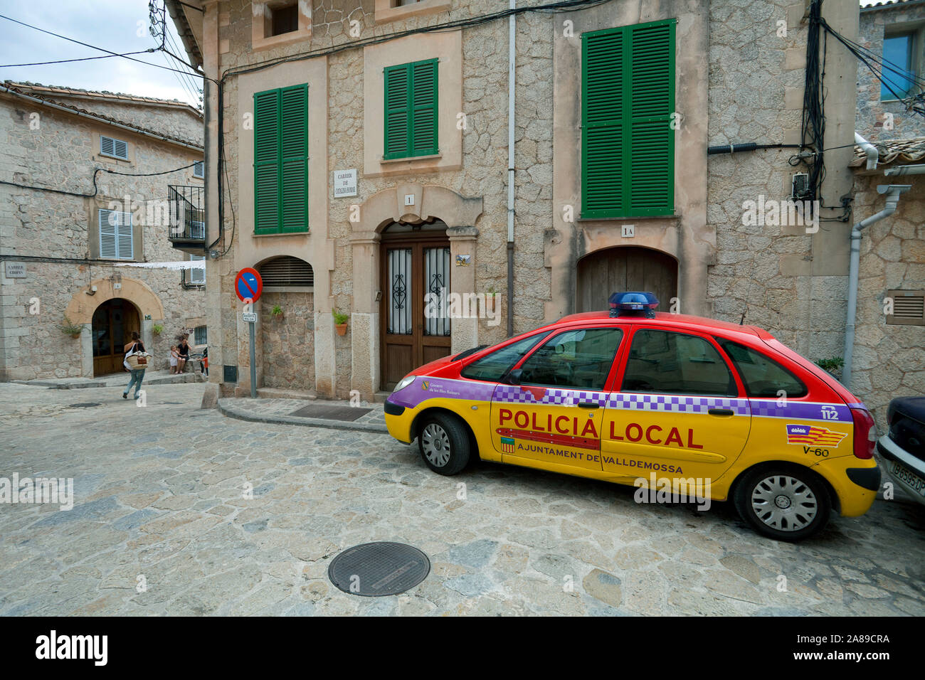 Auto della polizia in un vicolo e storico centro di Valldemossa, regione Comarca, Serra de Tramuntana, Maiorca, isole Baleari, Spagna Foto Stock