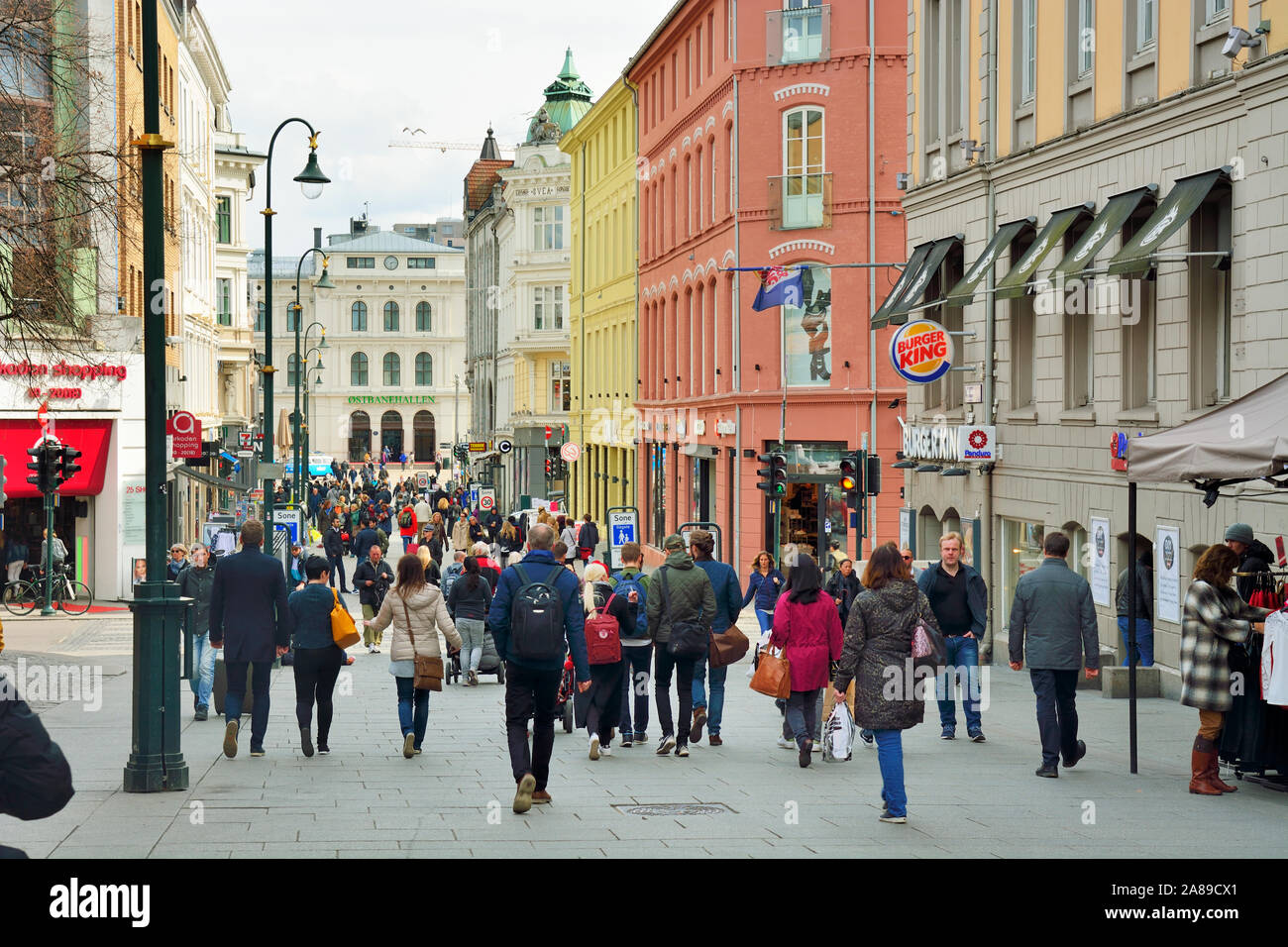 La zona pedonale di Karl Johans gate (street) pieno di vita e di negozi. Oslo, Norvegia Foto Stock