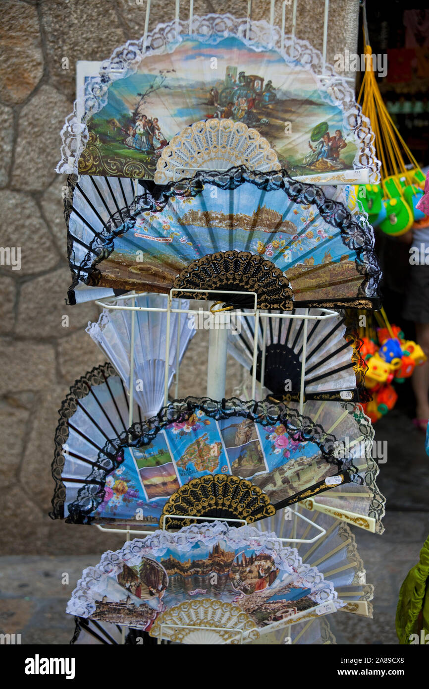 Spagnolo a mano ventola ad un negozio di souvenir e storico centro di Valldemossa, regione Comarca, Serra de Tramuntana, Maiorca, isole Baleari, Spagna Foto Stock