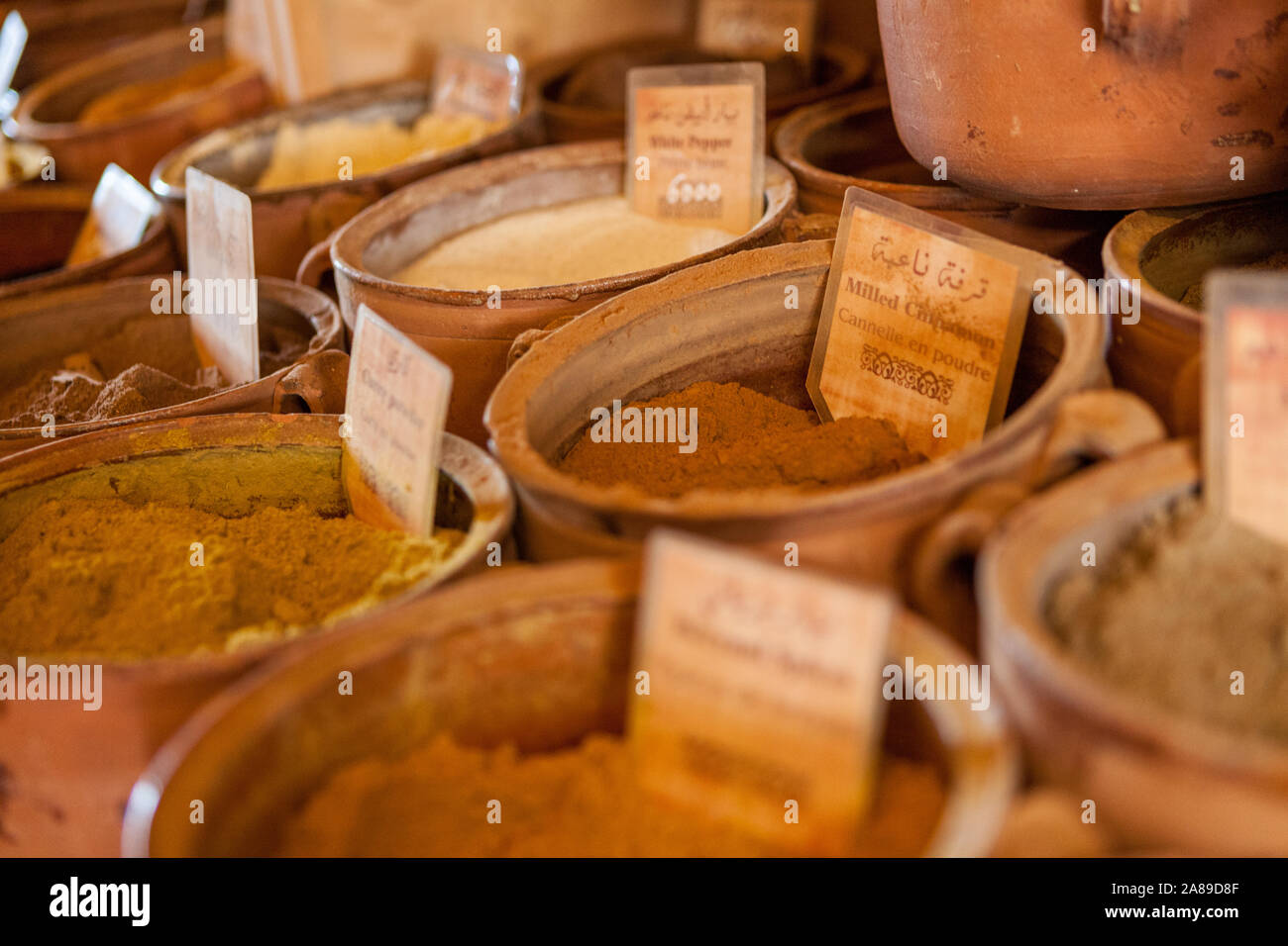 Varie spezie per la vendita in vasi di terracotta in il Vecchio Souk in Byblos, Libano Foto Stock