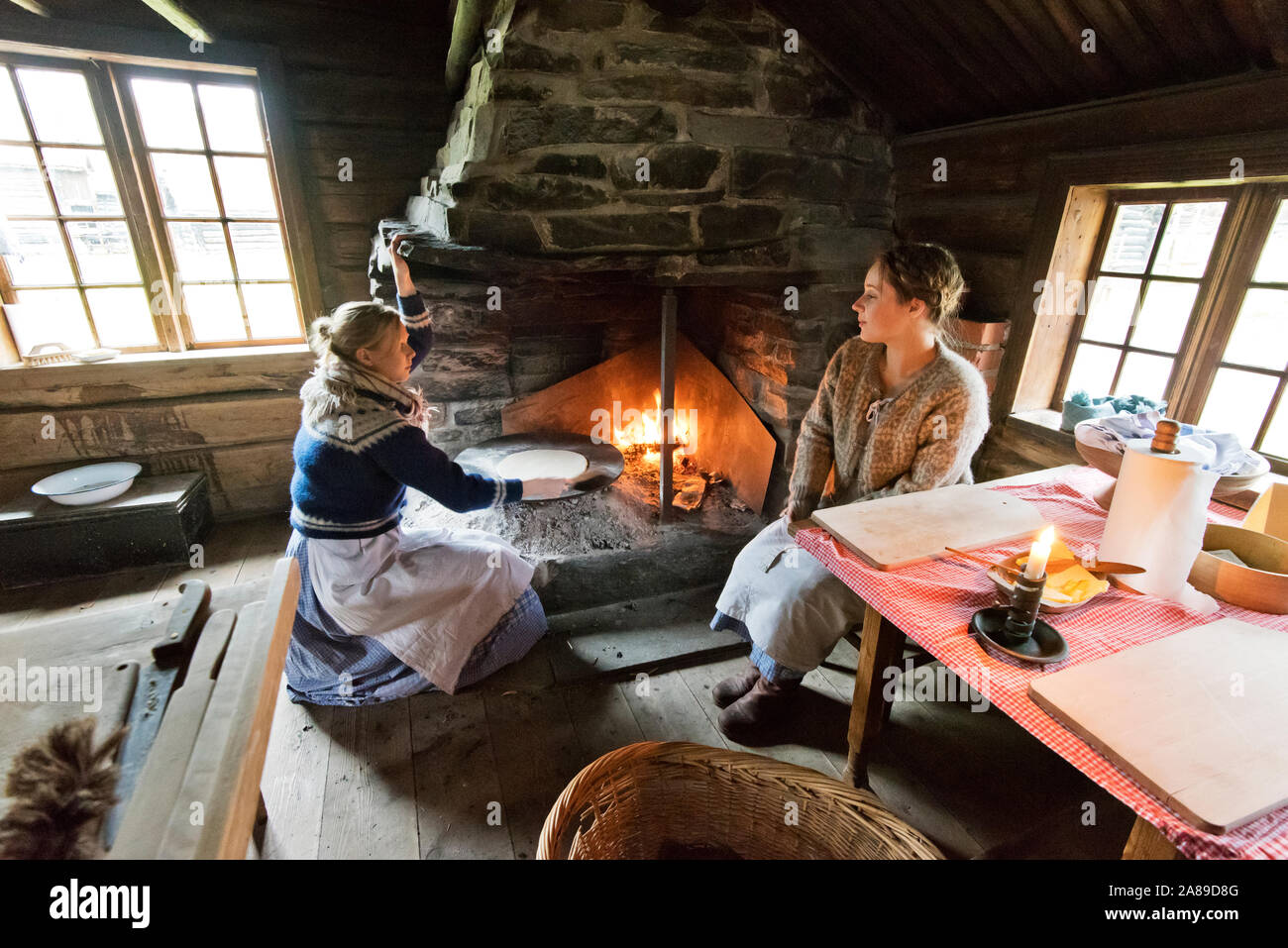 Fare pane tradizionale presso il Museo delle Navi Vichinghe (Norsk Folkemuseum) a Bygdoy. Oslo, Norvegia Foto Stock