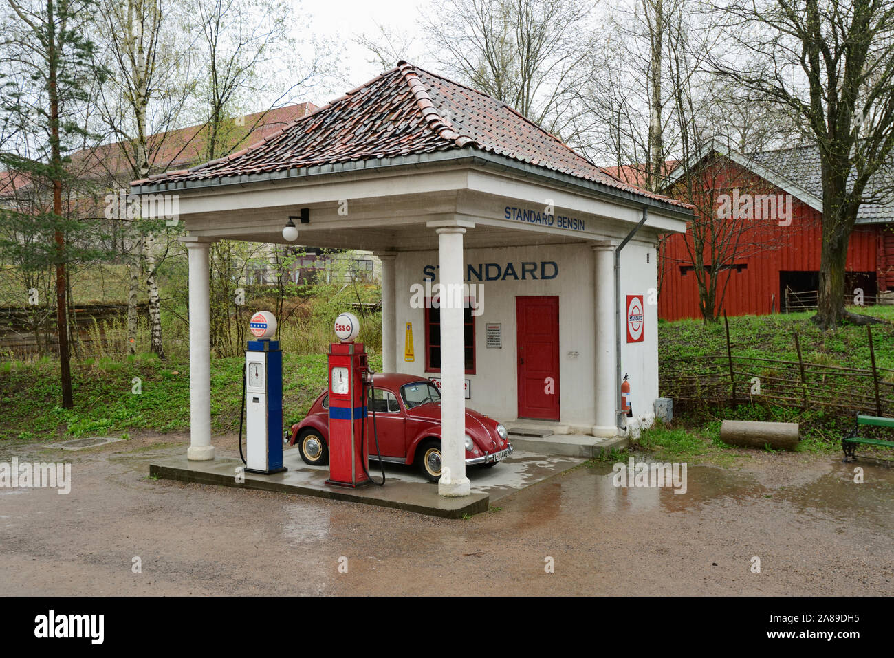 Vecchia stazione di benzina presso il Museo delle Navi Vichinghe (Norsk Folkemuseum) a Bygdoy. Oslo, Norvegia Foto Stock