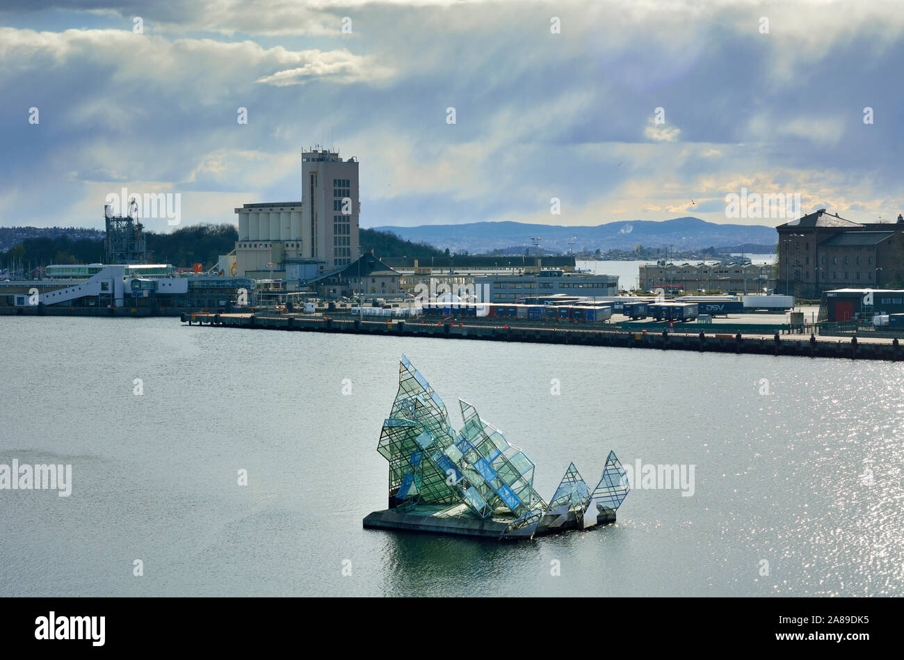 La scultura, chiamato lei risiede, dall'artista Monica Bonvicini, sembra galleggiare sulle acque del Fiordo di Oslo. Norvegia Foto Stock