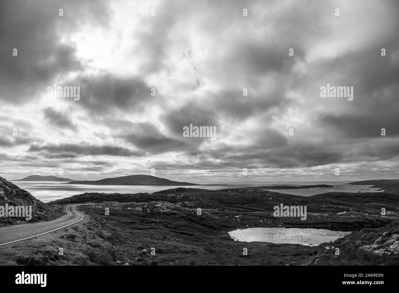 Vista verso Taransay dalla strada al Huisinis, Harris, Ebridi Esterne, Scozia Foto Stock