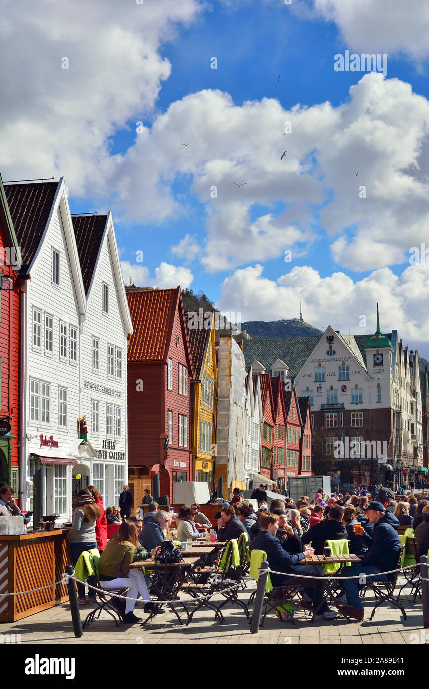La pesca e il commercio di magazzini in legno nel quartiere di Bryggen, un ex contatore della Lega Anseatica. Un sito Patrimonio Mondiale dell'UNESCO, Bergen. Norvegia Foto Stock