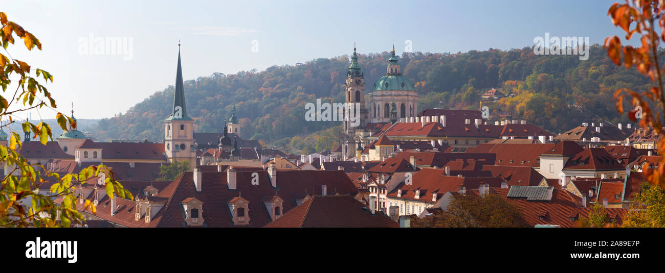 Praga - la vista panoramica dai giardini sotto il castello di Mala Strana, San Nicola e San Tommaso chiesa. Foto Stock