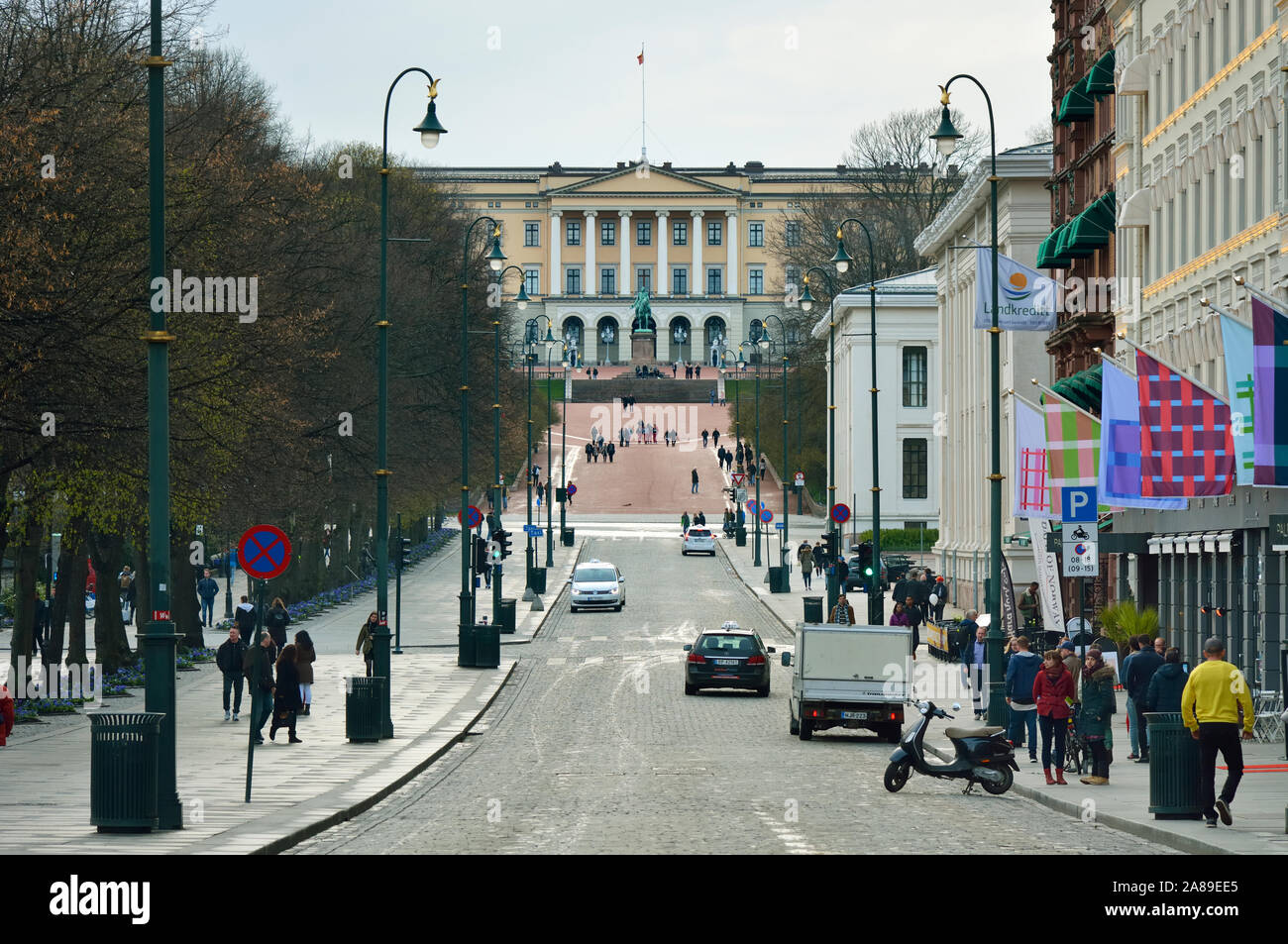 Karl Johans gate (street) e il Palazzo Reale. Oslo, Norvegia Foto Stock