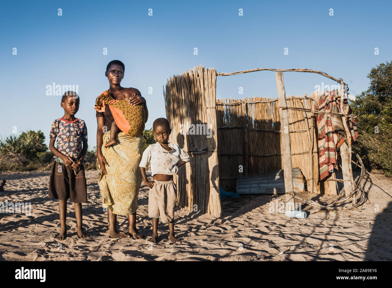 La povertà nelle famiglie africane Mozambico Foto Stock