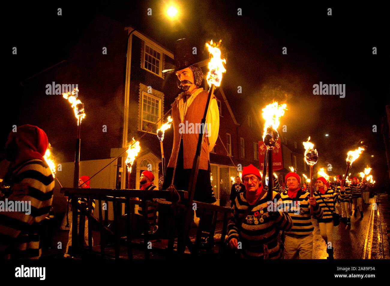 5 novembre 2019. Notte dei falò, Lewes, Sussex. Il falò società membri haul l'effige di Guy Fawkes Foto Stock