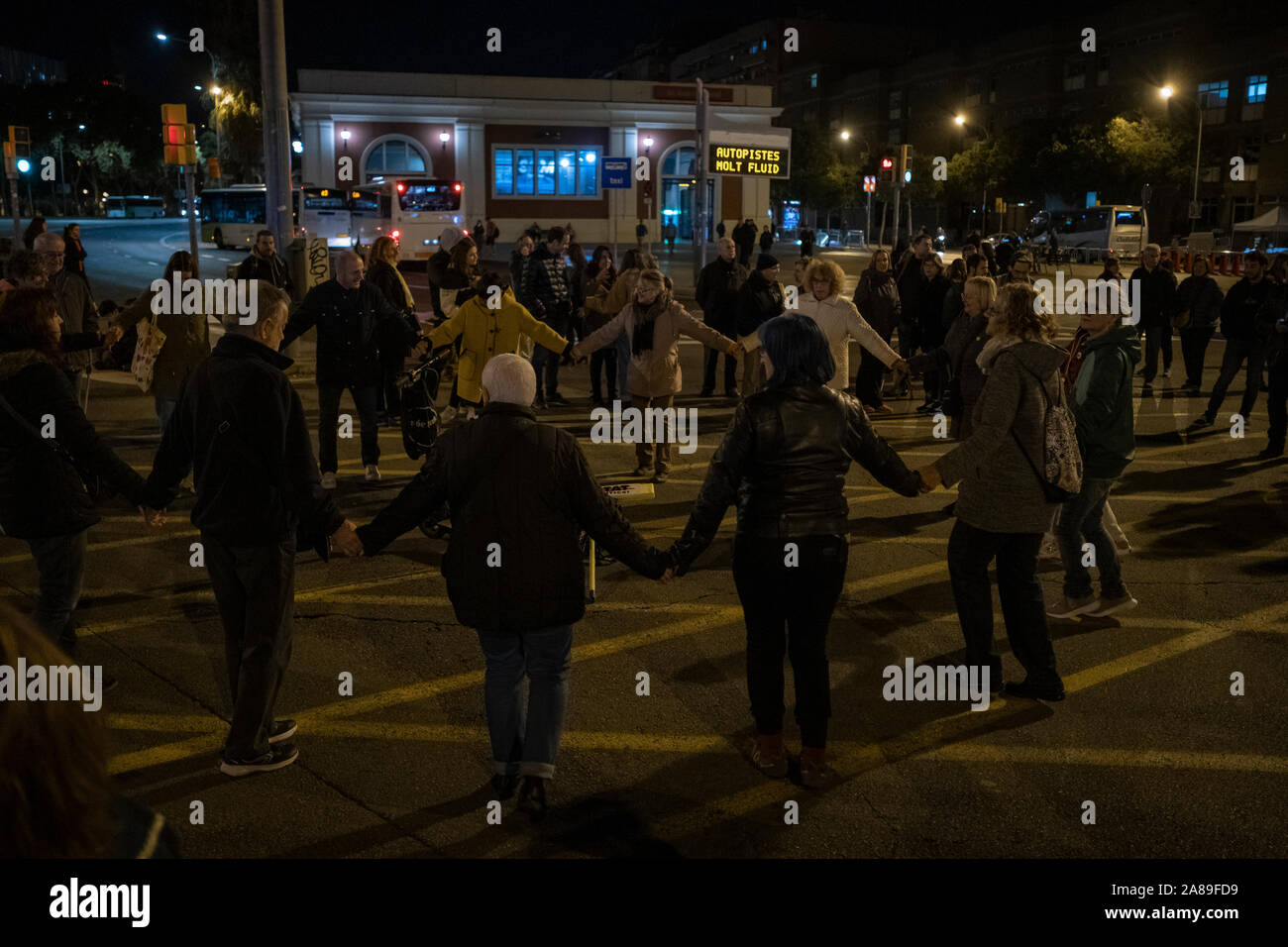 Decine di paesi vicini, solitamente circa un centinaio, tagliare Meridiana Avenue ogni giorno per protestare contro la sentenza del processo del 1° Ott, 2017. Foto Stock