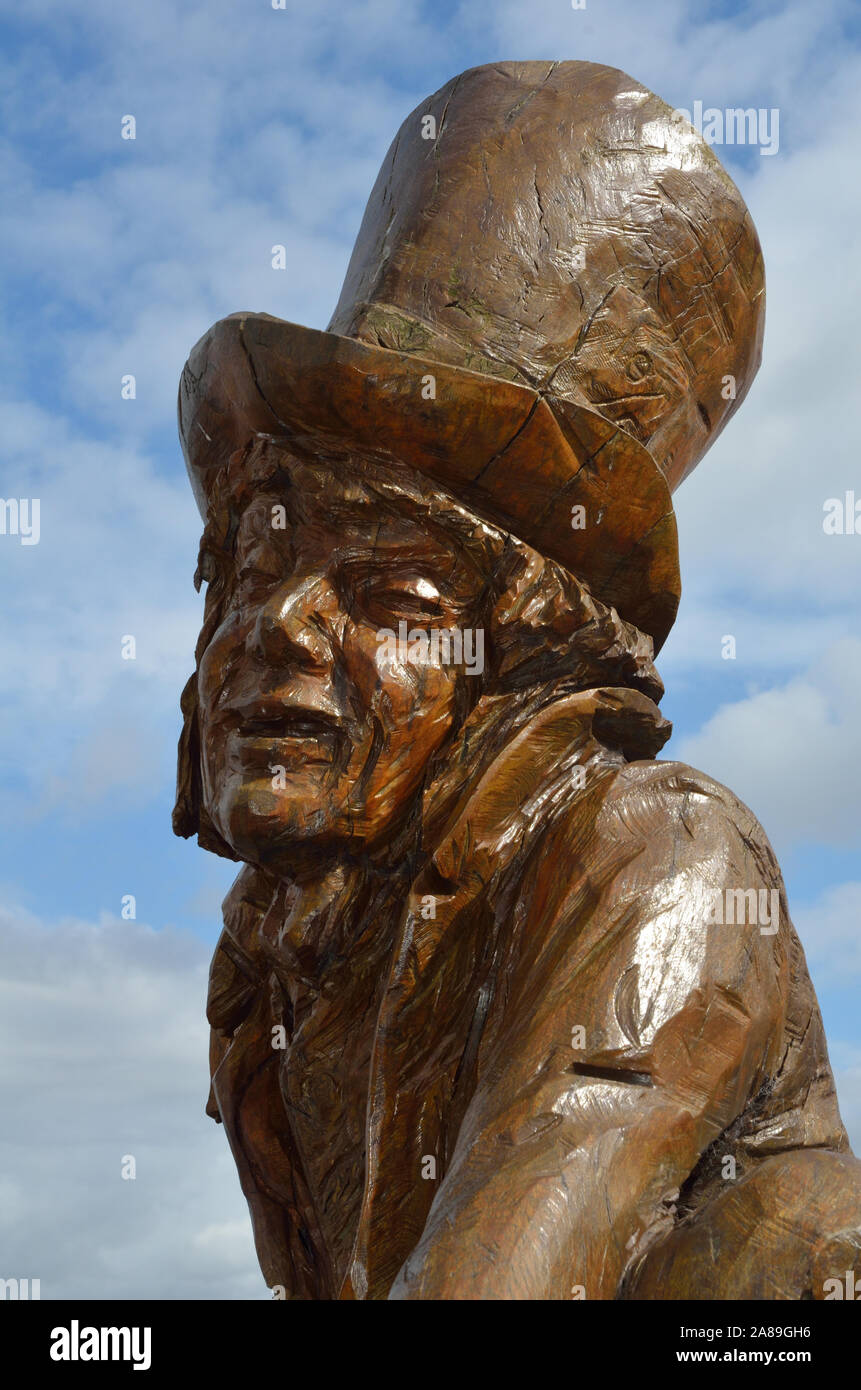 Mad Hatter intaglio del legno, Llandudno, Conwy, Galles del Nord, Regno Unito; Regno Unito. Parte del coniglio bianco Trail. Foto Stock