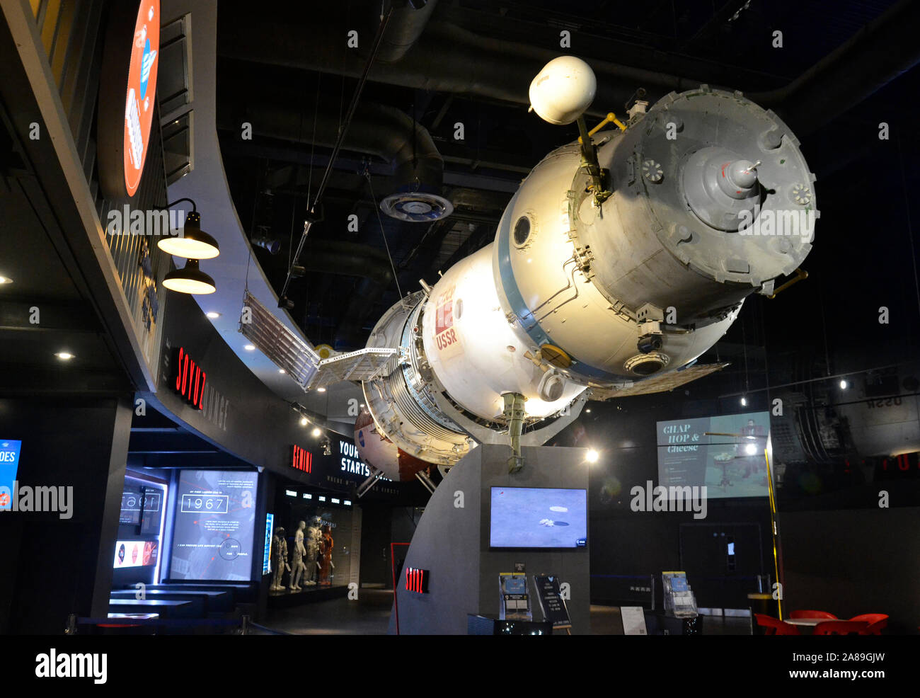 La capsula di Soyuz, un veicolo spaziale russo con equipaggio, presso il National Space Center di Leicester, Leicestershire, Regno Unito Foto Stock