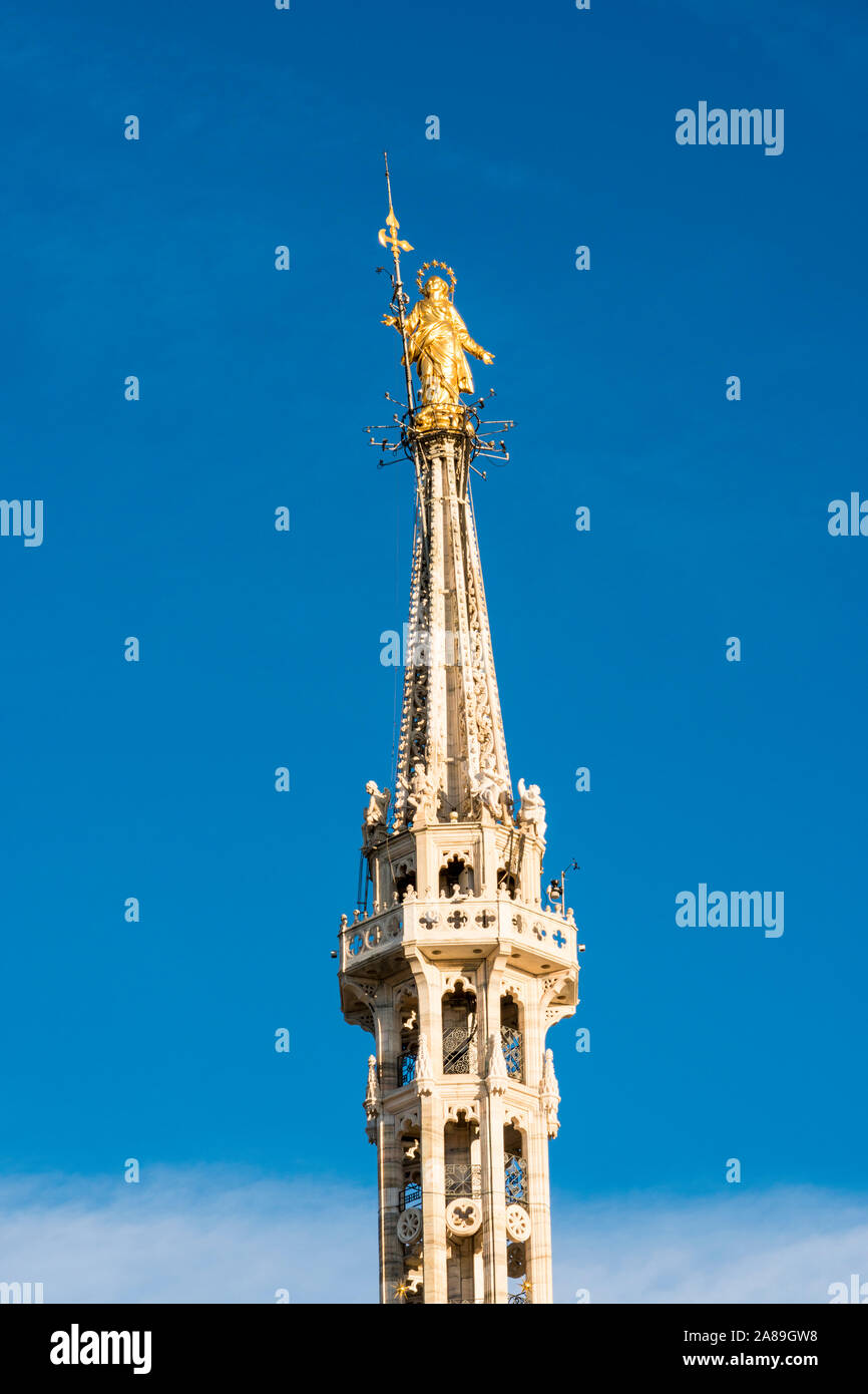 Statua dorata della Vergine Maria ha chiamato Madonnina, posto sul tetto della cattedrale del Duomo, è il simbolo di Milano, Italia Foto Stock