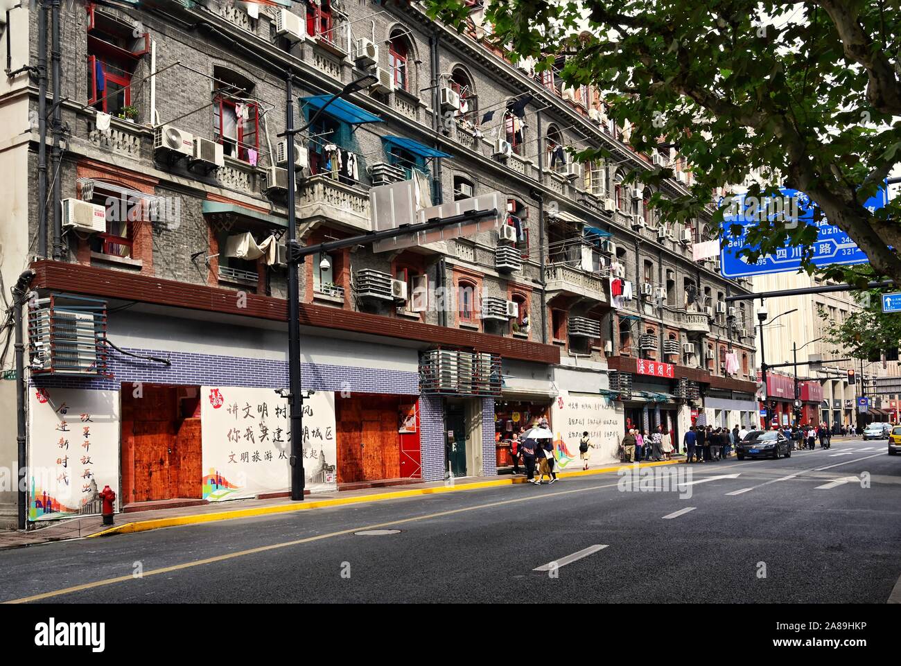 East Nanjing Road con intavolato negozi e abitazioni in Shanghai Foto Stock