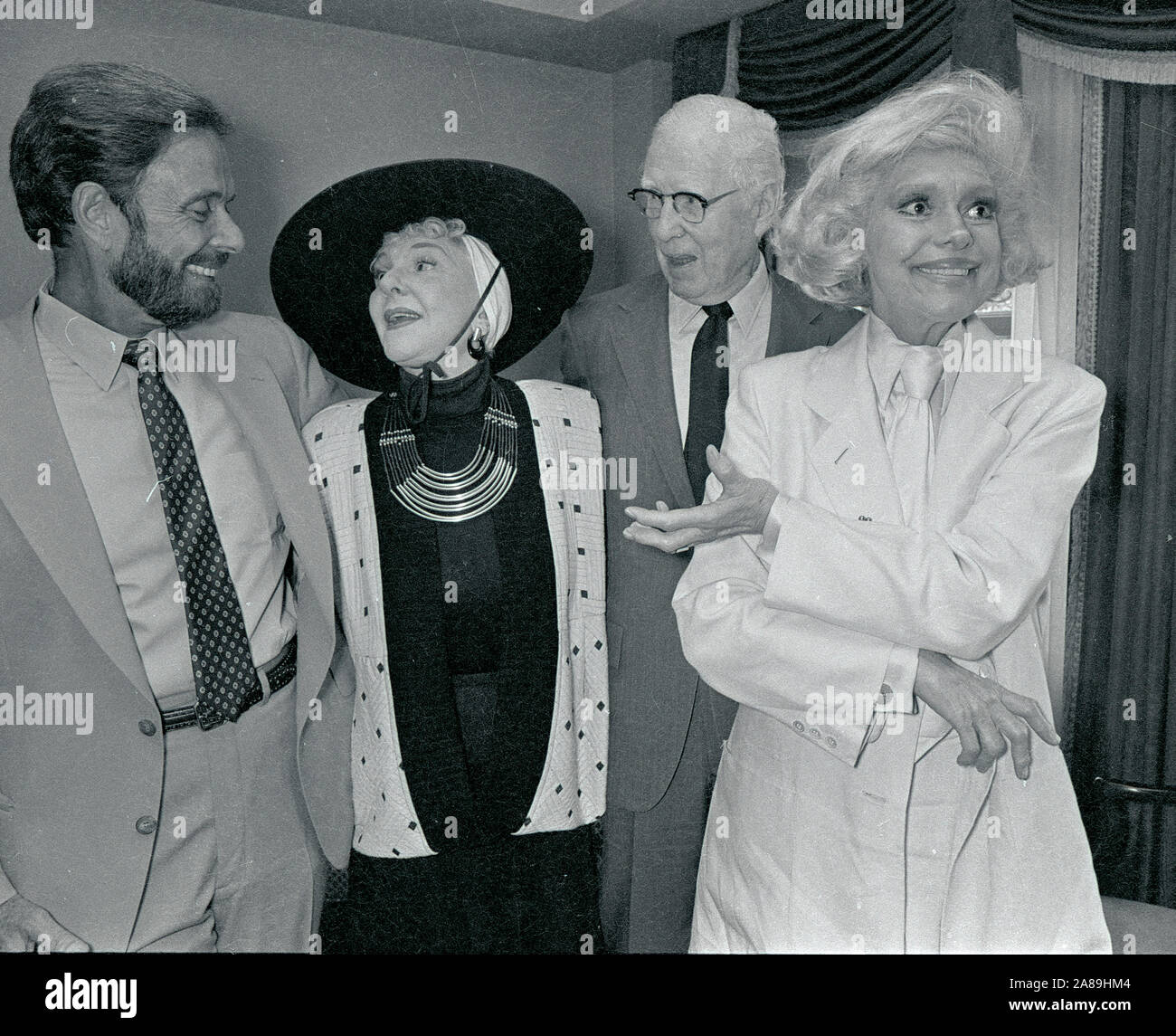 James Kirkwood jr (sinistra) e Mary Martin , unidentifed uomo centro e Carol Channing (a destra) durante un pressore in Boston MA USA Agosto 1986 foto di bill belknap Foto Stock