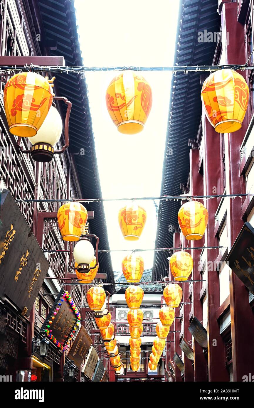 Lanterne di seta ad adornare un rinnovato per lo shopping di Shanghai Foto Stock