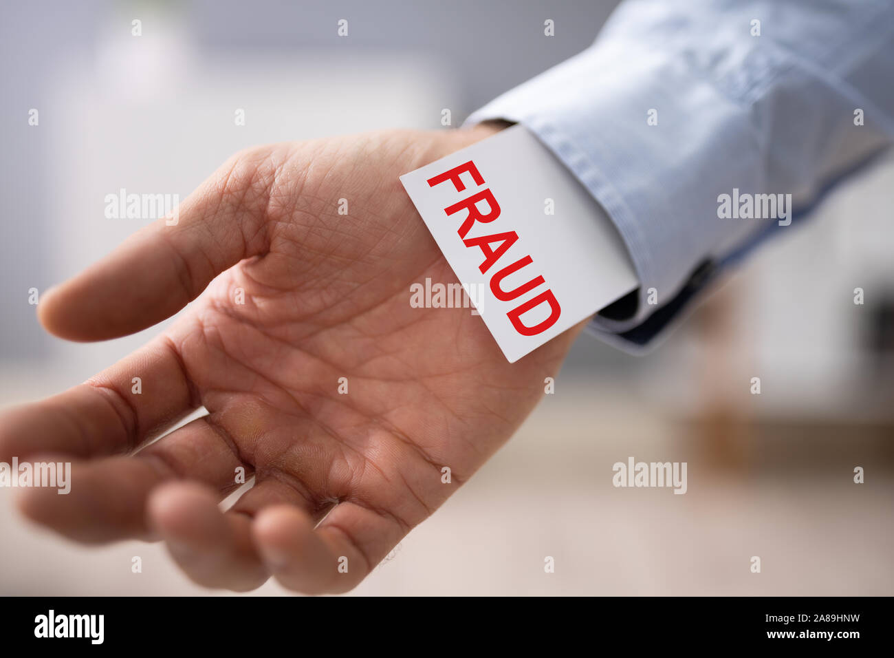 Close-up di commercianti che mostra le frodi carta nel suo manicotto Foto Stock