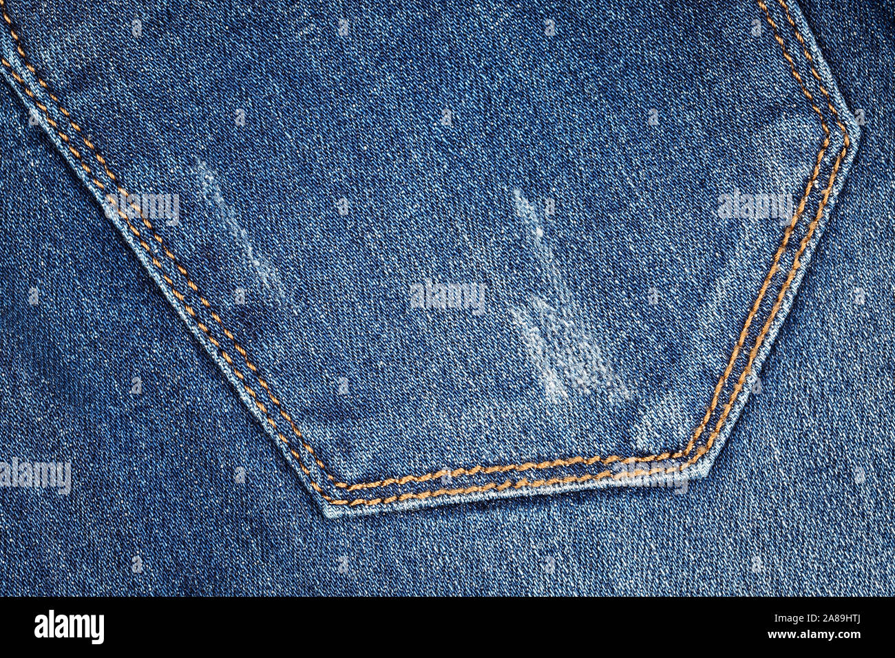 Close up delle cuciture e le patch di tasca posteriore di nuovo, blu scuro jeans femminili. Vintage contemporaneo cercando fashion concept Foto Stock