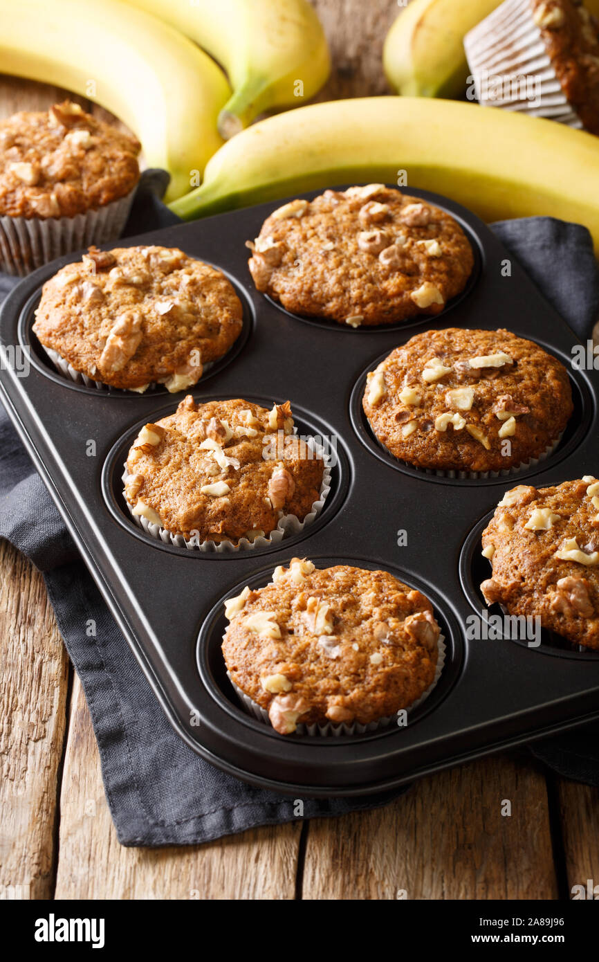Dado di Banana muffin close-up in una teglia sul piano verticale. Foto Stock