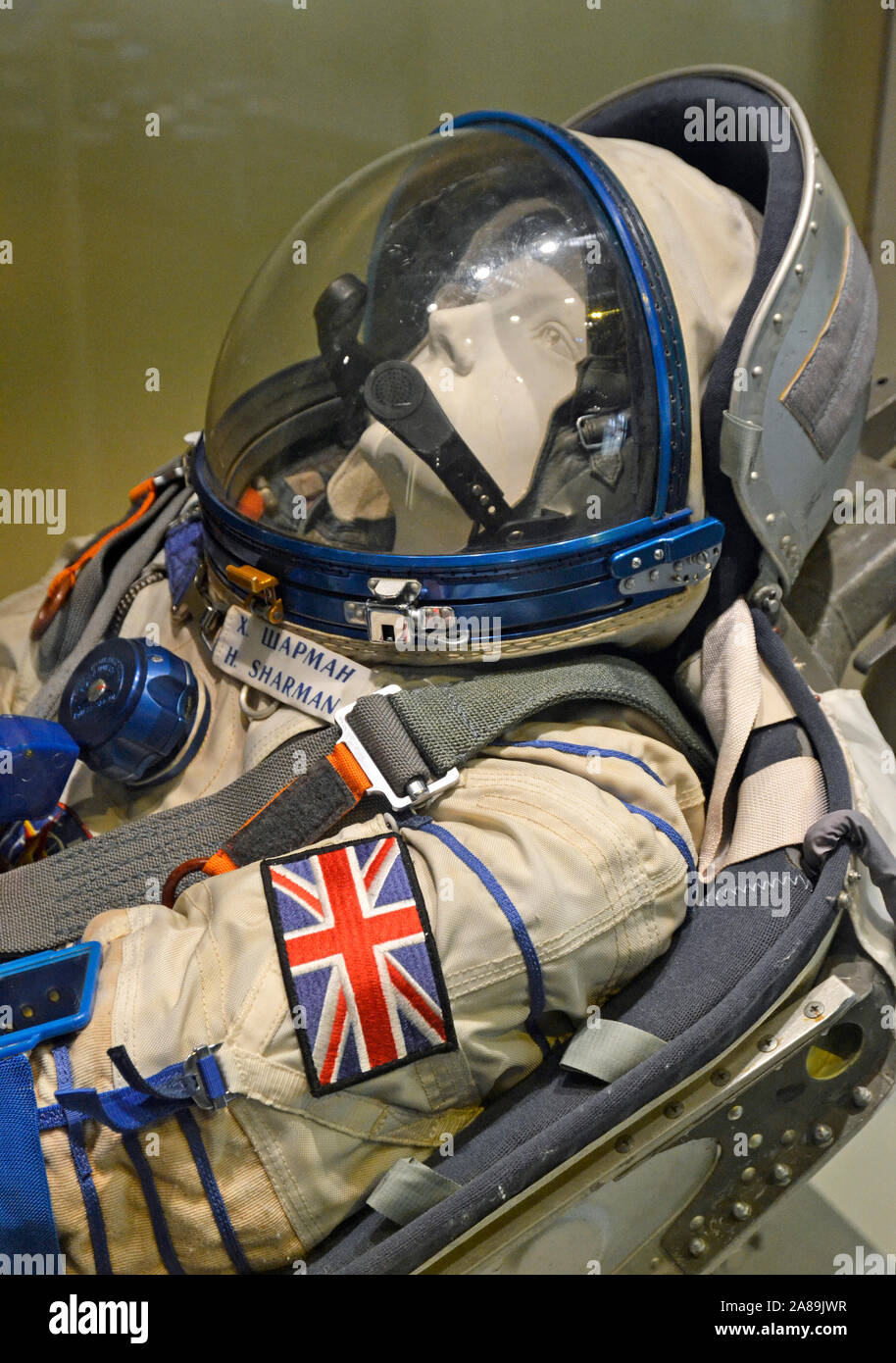 Astronauta tuta spaziale in una sedia progettata per un veicolo spaziale, presso il Centro Spaziale Nazionale, Leicester, Leicestershire, Regno Unito Foto Stock