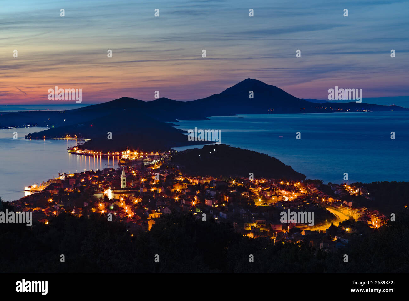 Vista panoramica con la luce del tramonto sulla città di Mali Losinj, le colline e il mare Adriatico di questo splendido arcipelago della Croazia Foto Stock